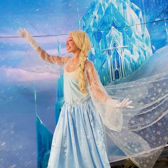 Desejamos um Feliz Dia das Crianças! Visita mágica com a Princesa da Neve e muita alegria nas escolas. Momentos especiais que marcam a infância com carinho e acolhimento. ❄️👑🎉
