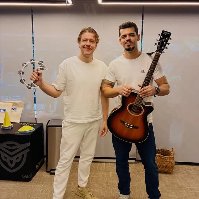 Equipe SPORTZ marcando presença em evento da família! Violão acústico, ritmo e integração para aproximar pais, alunos e colégios em cada canção. 🎸🎶👨‍👩‍👧